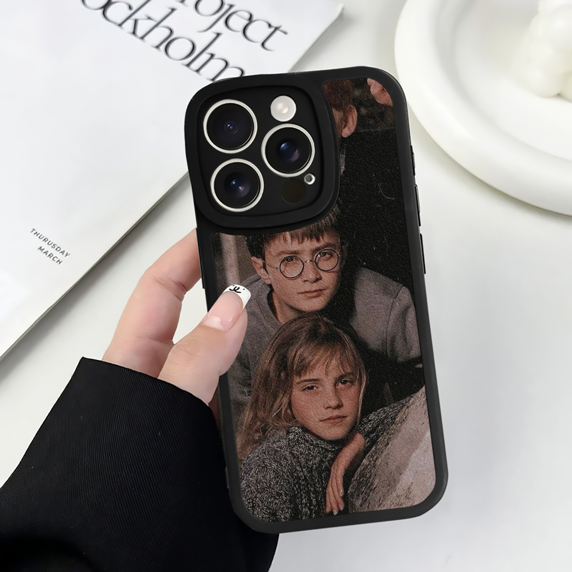 （画像用） Harry Potter ハリー・ポッターシリーズ 【iPhone 16シリーズ対応】シリコンスマホケース（レザー調） 材質：シリコン
